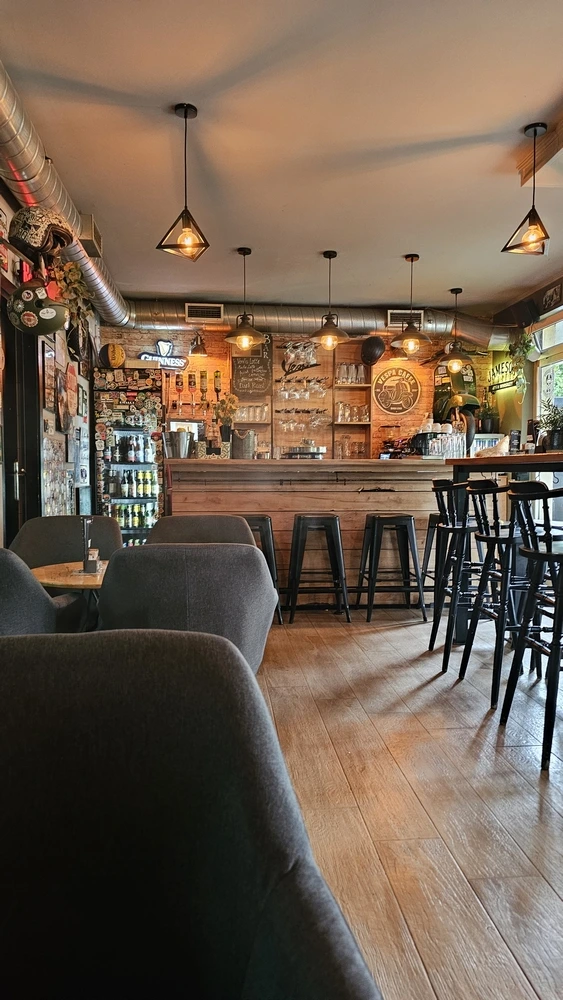 Enterijer Vespa Caffe, cigleni zid sa neon natpisom