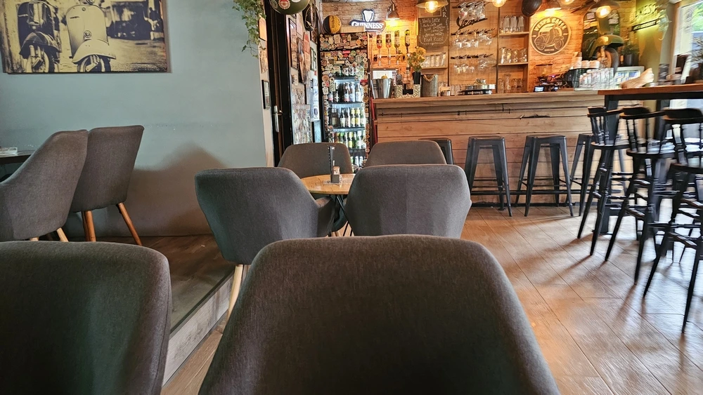 Sjedišta i šank Vespa Caffe